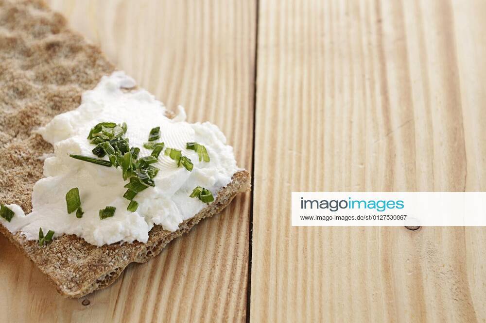 Wholemeal bread with lean quark and chives