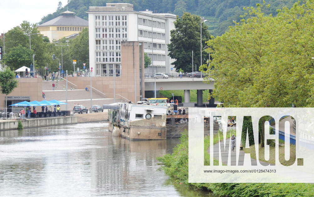 The damaged floating ship Vaterland will be towed away from Saarbrücken ...