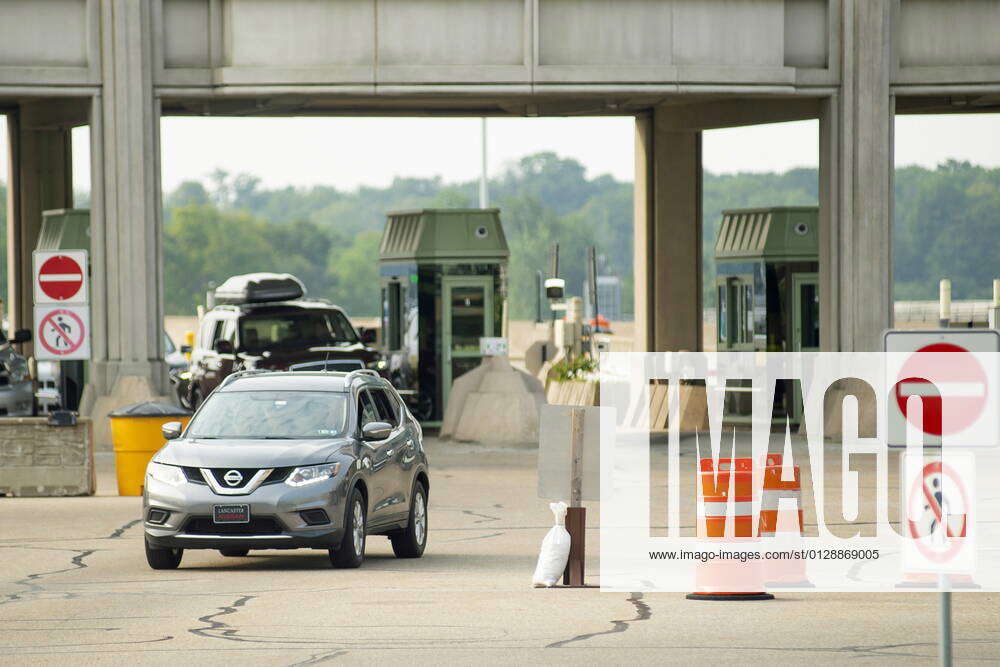 August 9, 2021, Niagara Falls, on, Canada Cars cross the border into Canada, in Niagara Falls