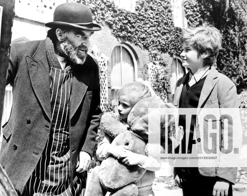 WHO SLEW AUNTIE ROO?, from left, Hugh Griffith, Charlotte Sayce, Mark ...