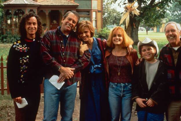 SON IN LAW, from left: Pauly Shore, Lane Smith, Cindy Pickett, Carla  Gugino, Patrick Renna, Mason