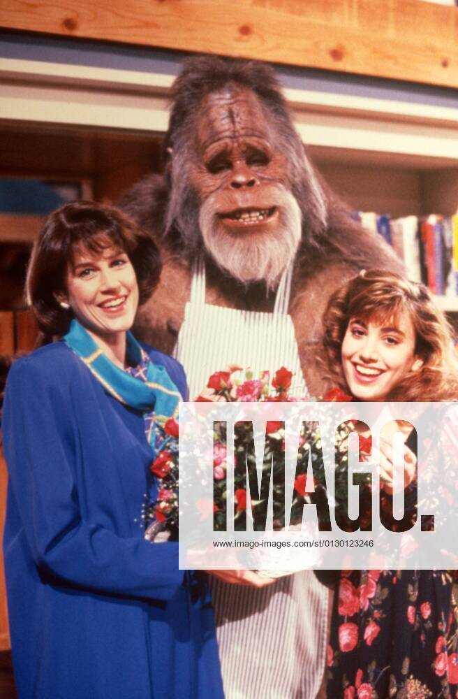 HARRY AND THE HENDERSONS, from left: Molly Cheek, ?Harry , Carol-Ann ...