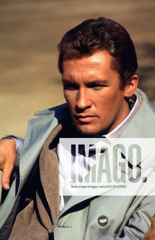 THE INVADERS, Roy Thinnes, (1966), 1967-68. ph: Ron Thal TV Guide ...