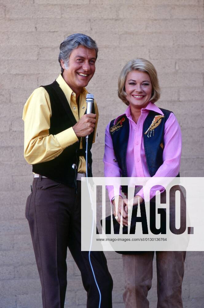 THE NEW DICK VAN DYKE SHOW, from left: Dick Van Dyke, Hope Lange