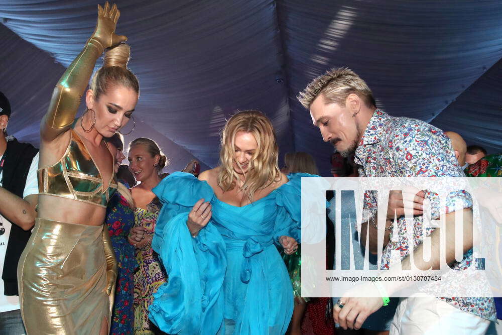 Plyajda oyoqlarini yoyish