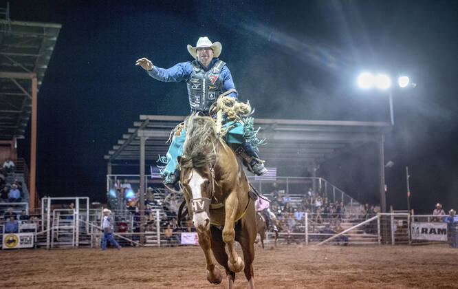 USA: Taos Muncy, from Corona, N.M., competes in the saddle bronc riding ...