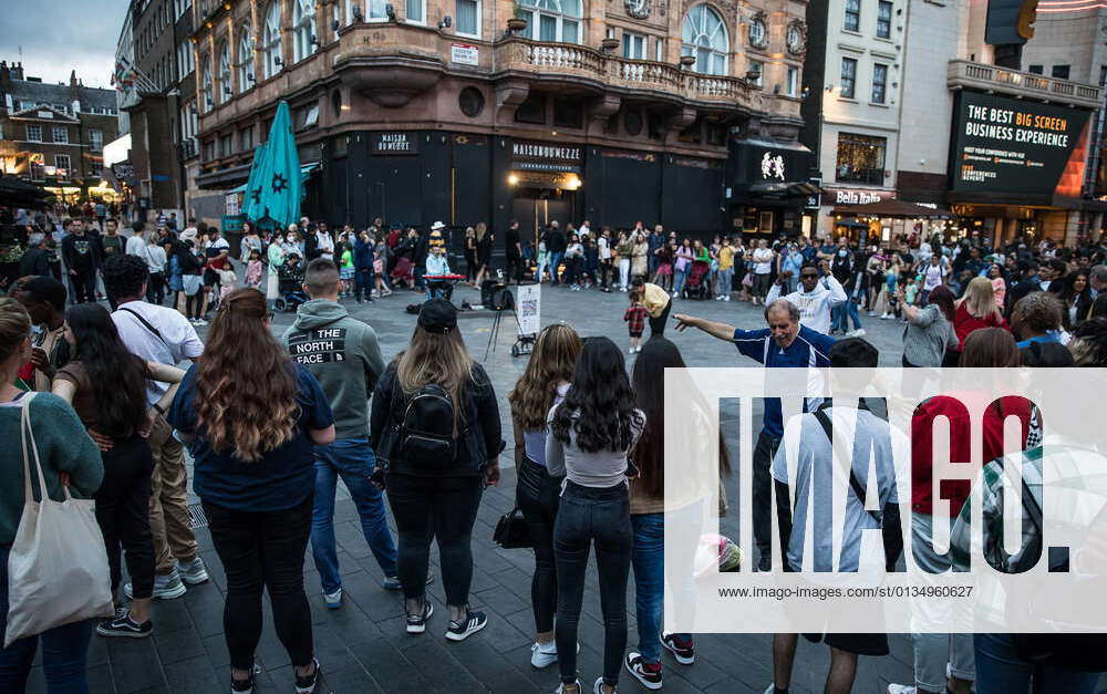 London Abendstimmung mit vielen Menschen und ueberfüllte ...