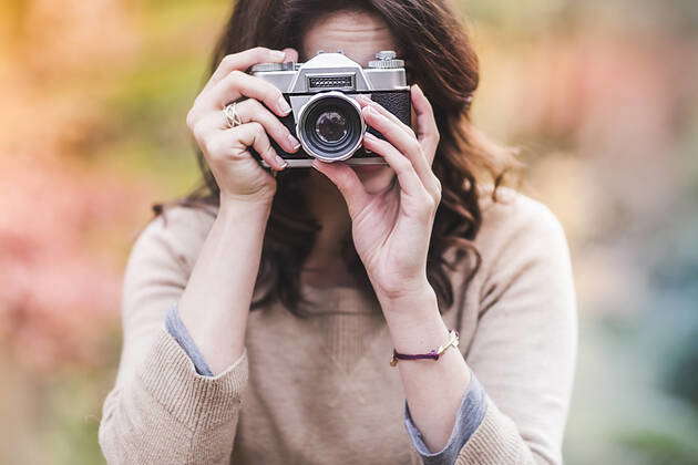 Girl with camera model released, Symbolfoto