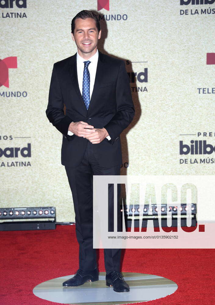 Julio Vaqueiro arrives on the red carpet at the 2021 Latin Billboard ...