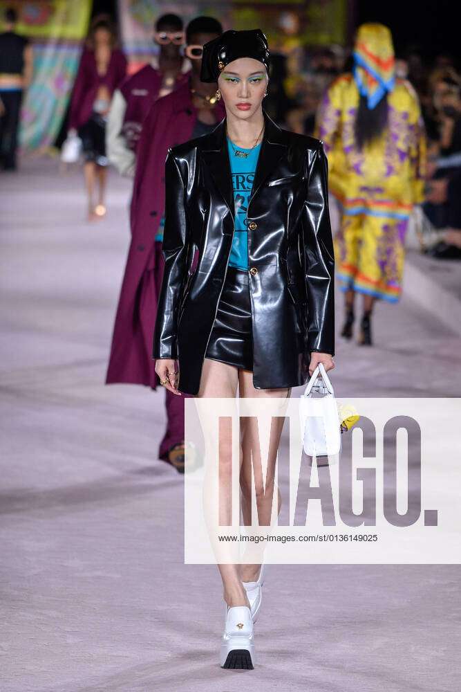 Sora Choi for Versace SS20 Menswear #koreanmodel #runwaywalk