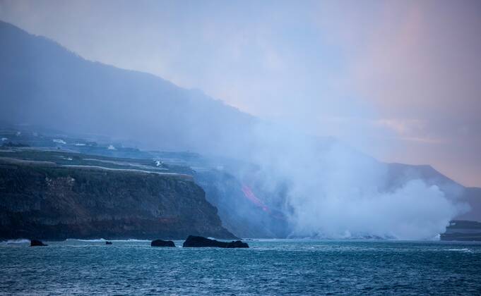 Spain Volcano Eruption 6662145 29.09.2021 Lava flows from the Cumbre ...