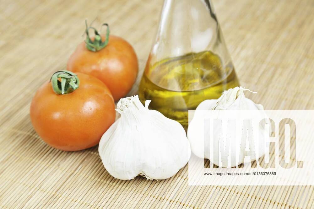 Raw garlic with tomatoes and olive oil