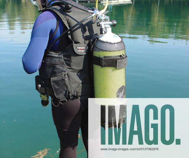 diver,oxygen bottle,diving,dive,divers,dives,oxygen bottles,scuba,scuba
