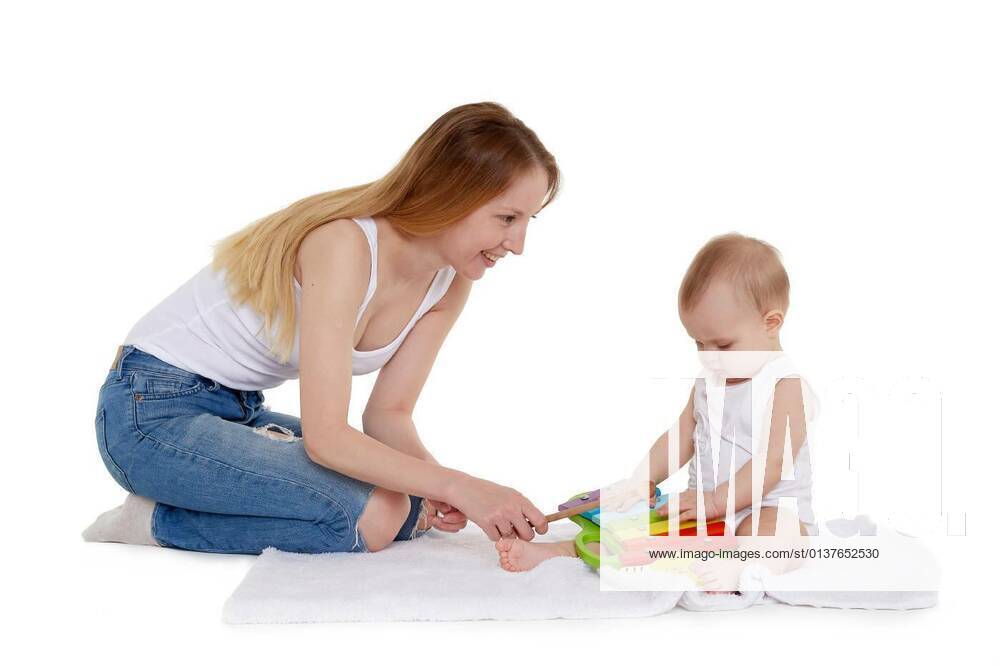 Mother play with small baby. model released, Symbolfoto