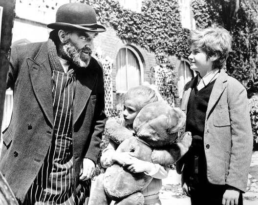 WHO SLEW AUNTIE ROO?, from left, Hugh Griffith, Charlotte Sayce, Mark ...