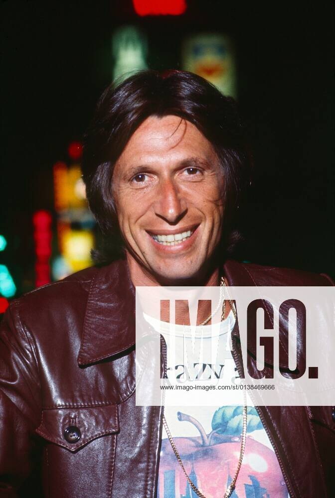 David Brenner, 1976. ph: Gene Trindl TV Guide courtesy Everett ...