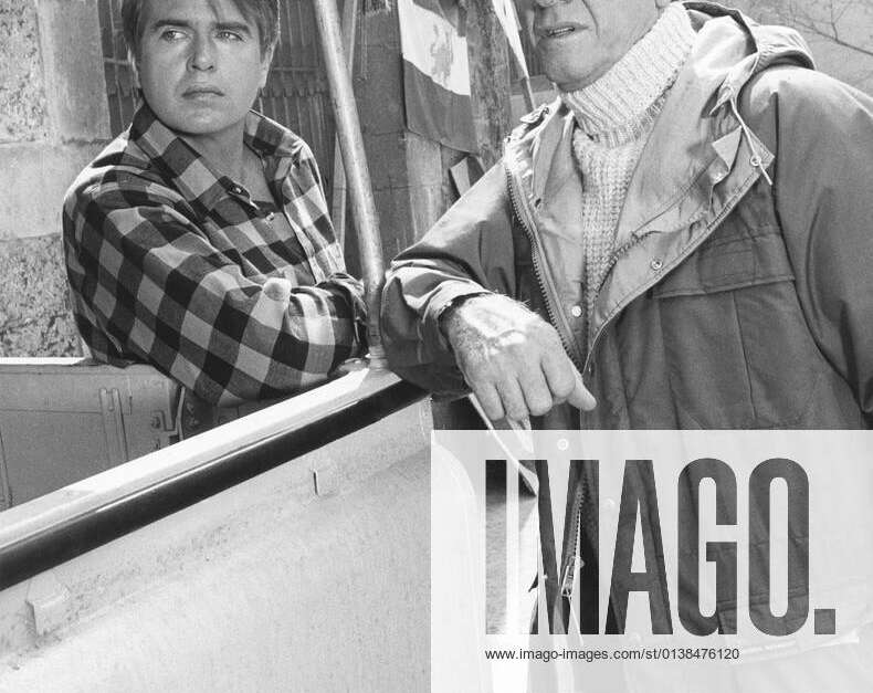 ON WINGS OF EAGLES, from left Paul Le Mat, Richard Crenna (as H. Ross