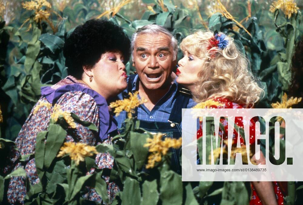 Hee Haw From Left Lulu Roman Ernest Borgnine Misty Rowe 1969 1997 Cbs Courtesy Everett 7406