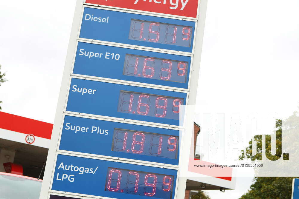 Ein Preismast vor einer Tankstelle zeigt die aktuellen Spritpreise an. Die Preise nähern sich dem A