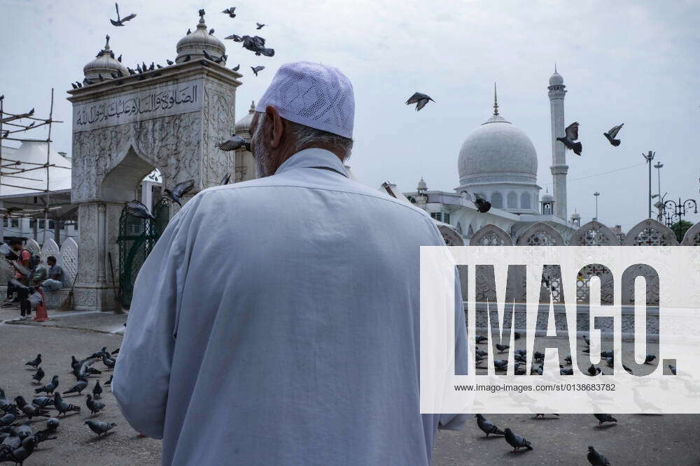 October 15, 2021, Srinagar, Jammu and Kashmir, India: An elderly man ...