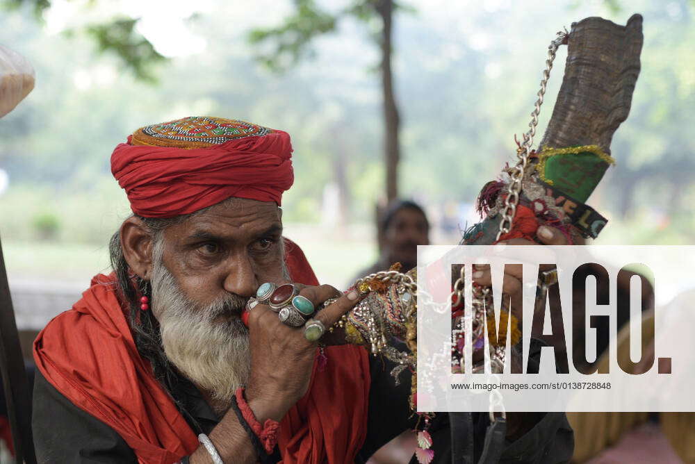 Pakistan Muslam Pakistan: Muslim devotees take part in the 398th birth anniversary Urs ...