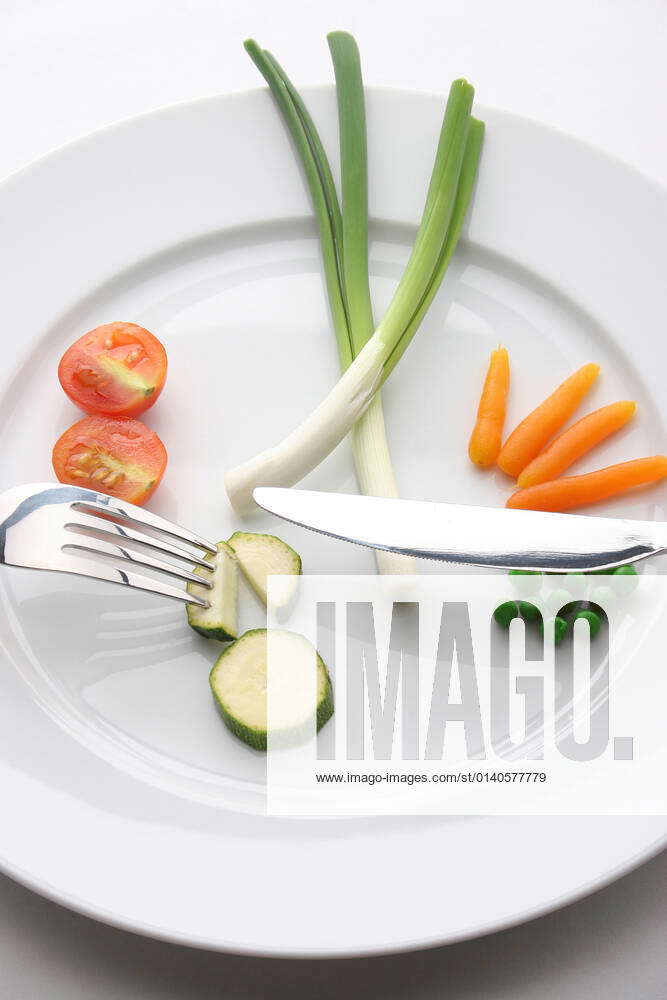 Vegetable plate with leeks, carrots, tomatoes, cucumbers, peas, diet