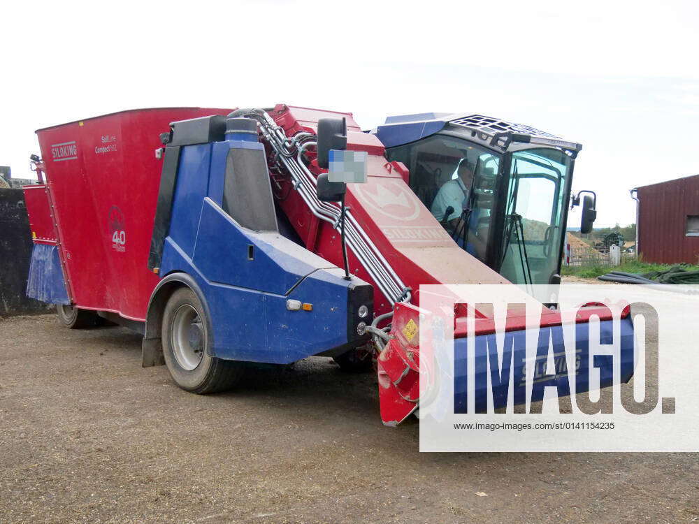 u B z Siloking feed mixer at work