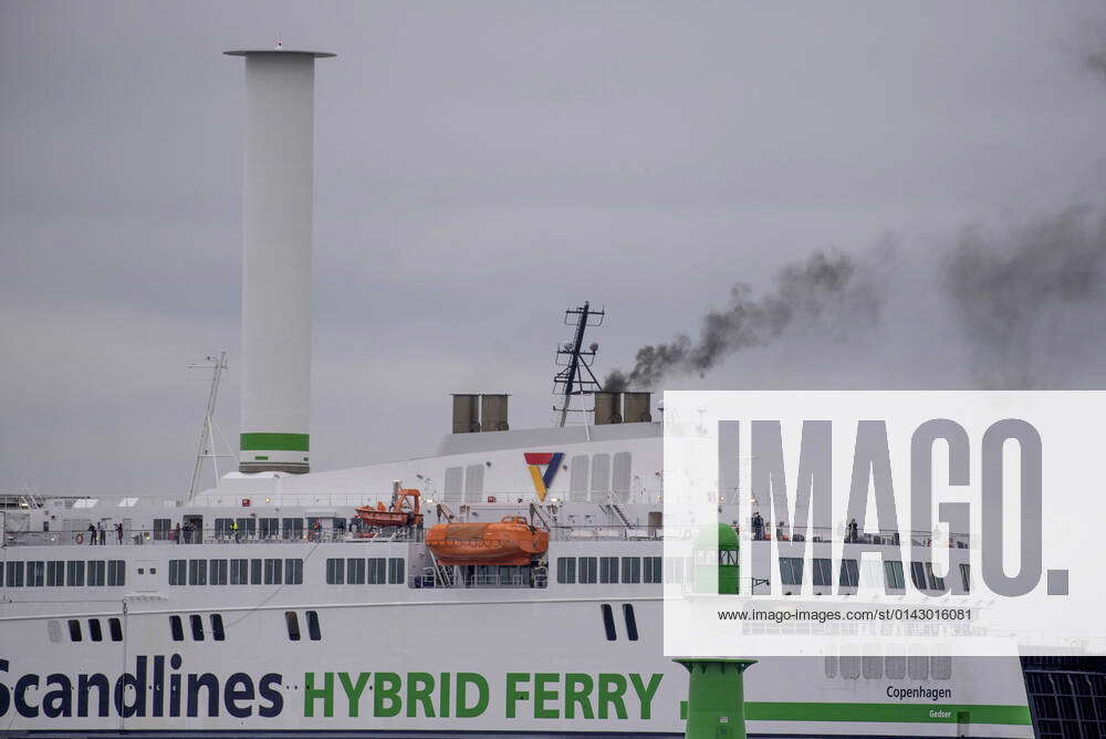The Scandlines hybrid ferry Copenhagen with its rotor sail leaves