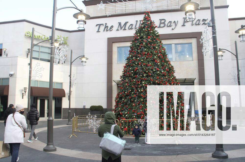 November 29, 2021, Bronx, New York, USA The setting up of Christmas