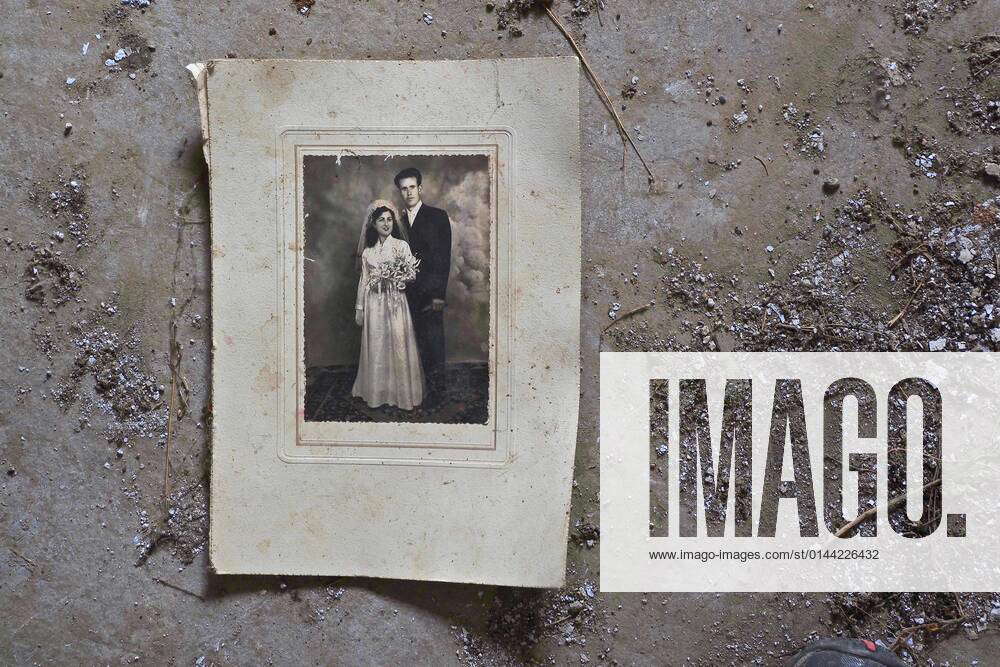 Black and white wedding photo on the ground, wedding picture in passe