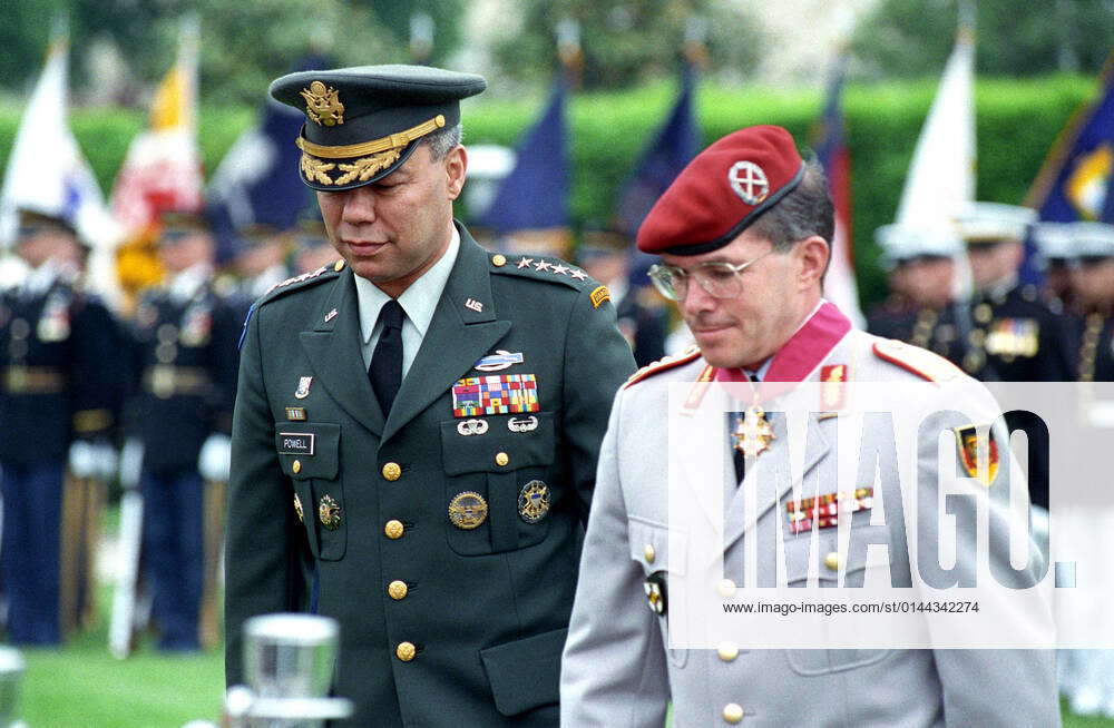 U.S. Army General Colin Powell (left), Chairman of the Joint Chiefs of ...