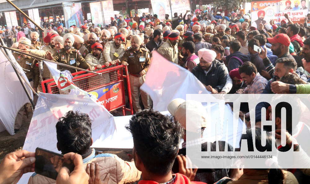 BATHINDA, INDIA DECEMBER 10 Elementary Teacher Training Teacher