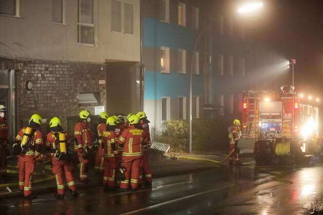 Velbert: Feuerwehr Rettet 26 Bewohner Bei Kellerbrand, Zwei ...