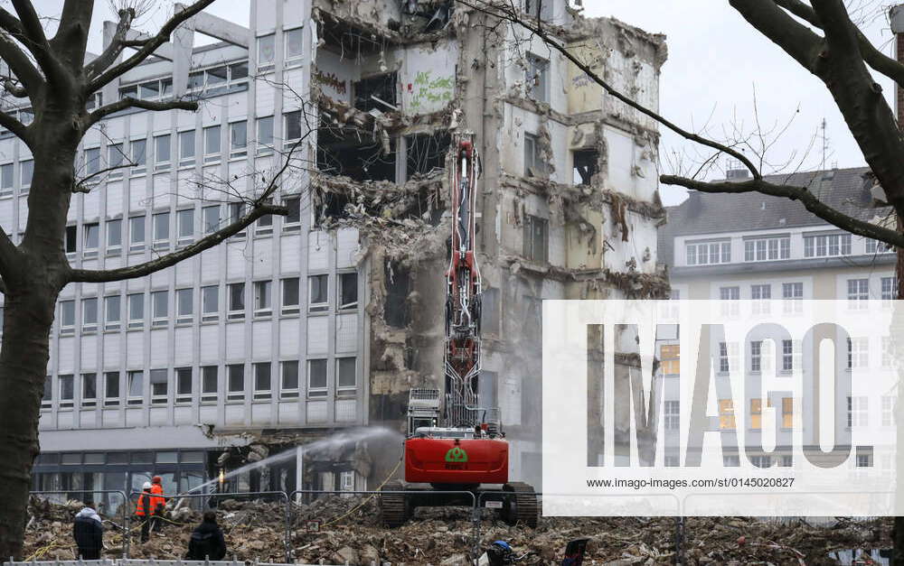 Abriss Berlin, 15.12.2021 - Ein Verwaltungsgebauede aus den 60er Jahren ...