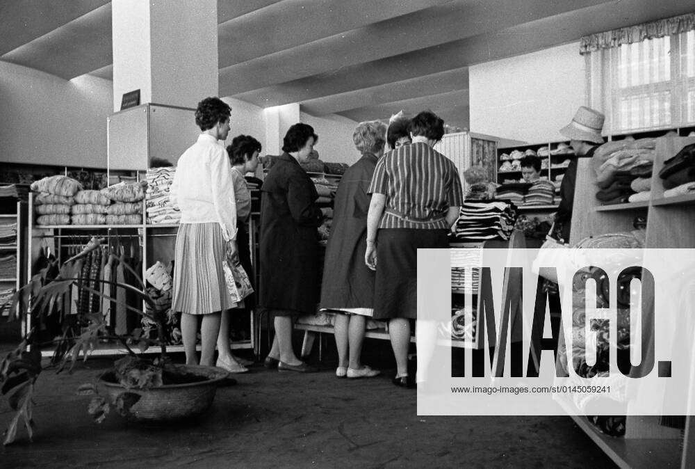 bekleidungsgeschaeft-1963-clothes-shop-1963-historisches-bild-und-foto