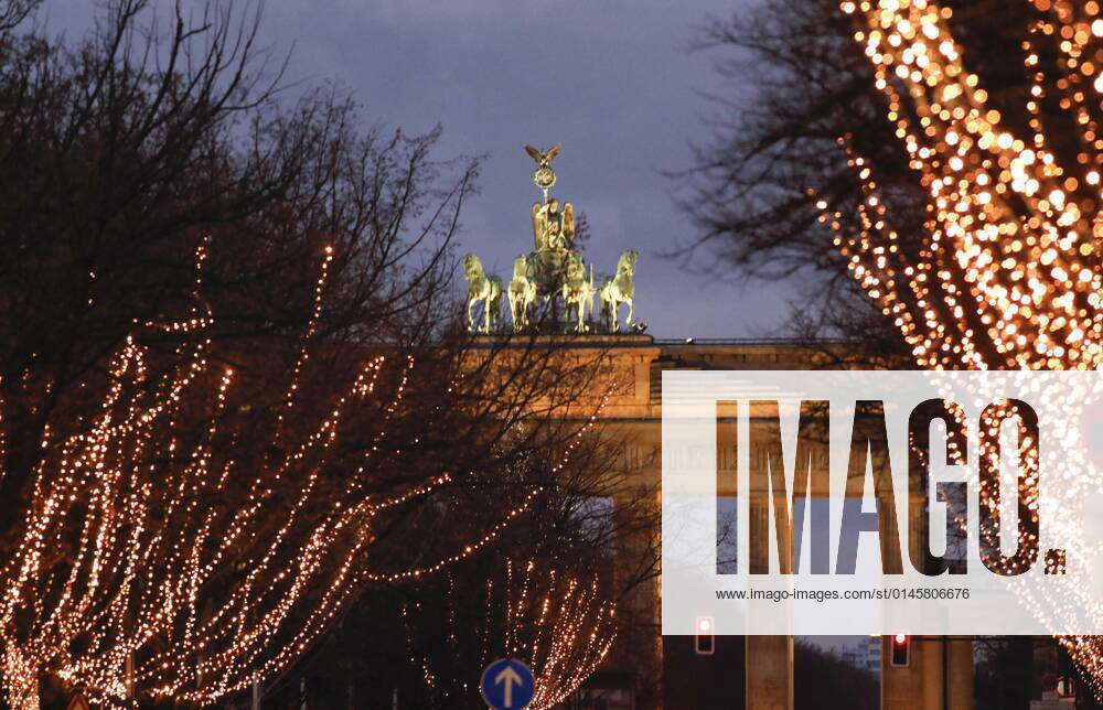Christmas atmosphere Brandenburg Gate Berlin, 20 12 2021 Christmas