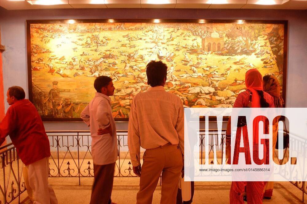 visitors-at-the-jallianwala-bagh-memorial-in-amritsar-in-punjab-india