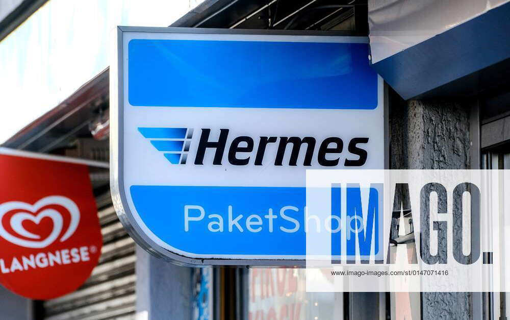 Düsseldorf 11 01 2022 post Hermes parcel parcels Amazon returns return