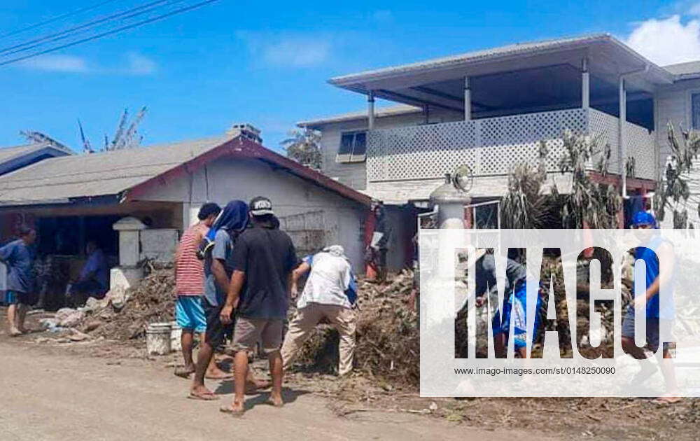 (220120) NUKU ALOFA, Jan. 20, 2022 Residents clear ashes and