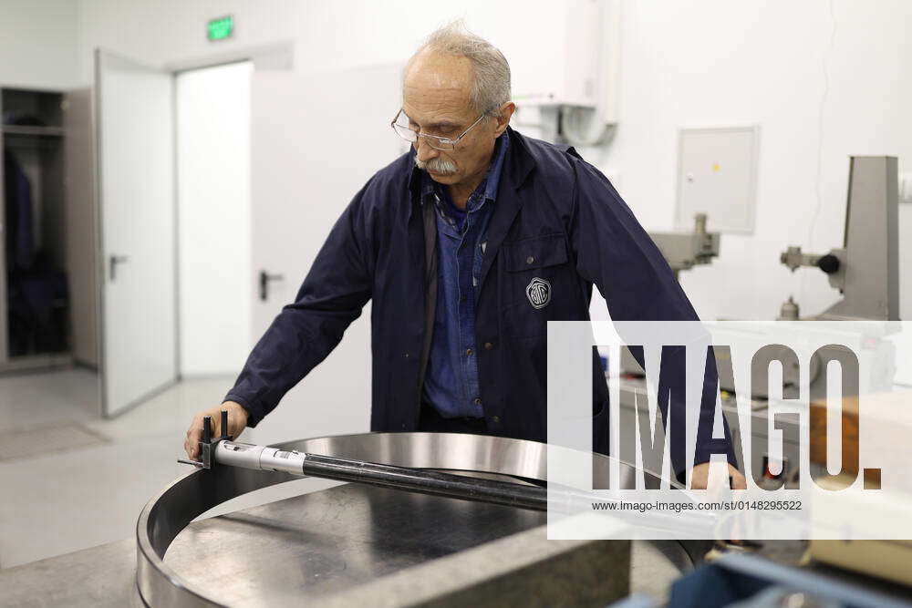 Russia Heavy Machinery 6745611 20.01.2022 A worker inspects a product with a flaw detector in the