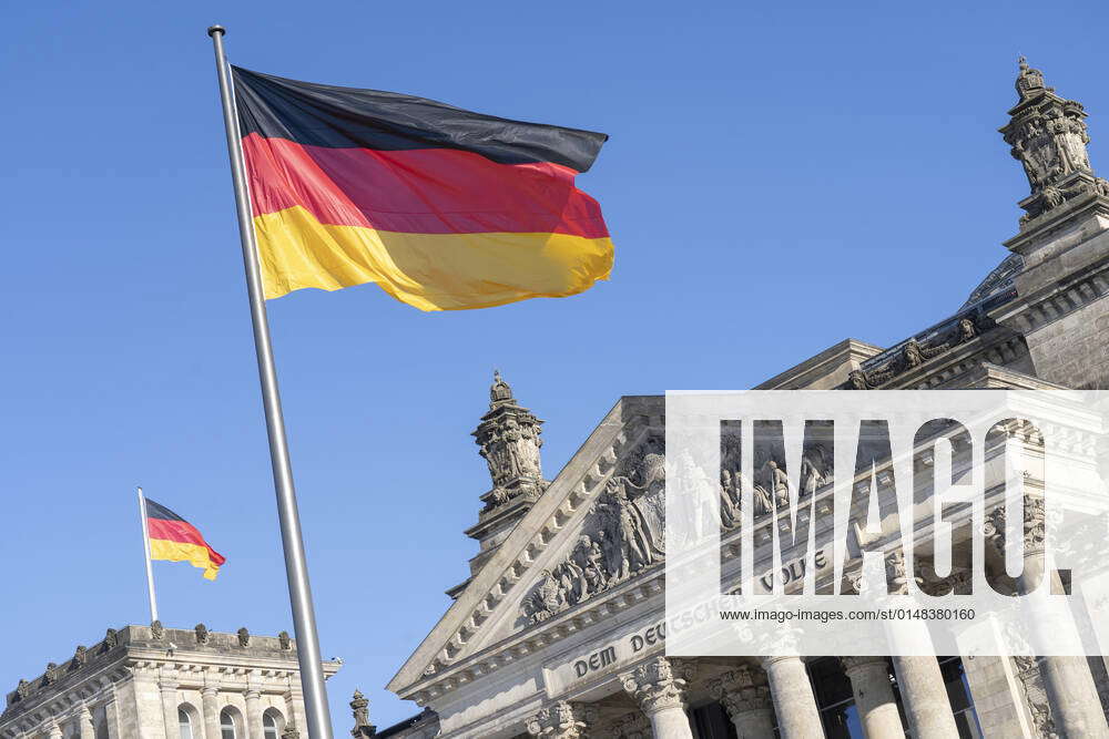 Deutscher Bundestag Reichstagsgebäude In Berlin Mit Schriftzug Dem Deutschen Volke Deutscher