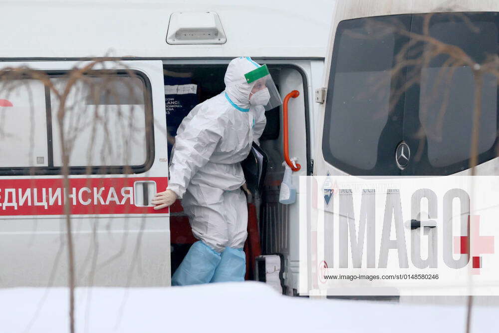 MOSCOW, RUSSIA - JANUARY 23, 2022: An emergency paramedic gets off an ...