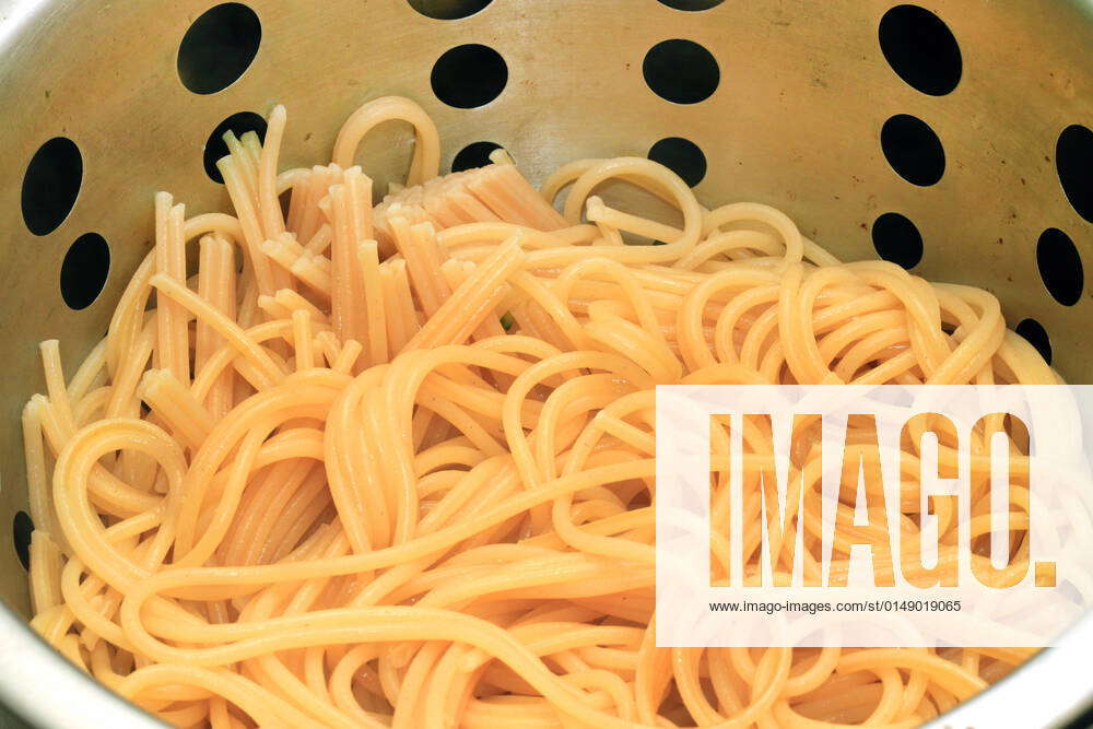 Pasta of Italian origin Ready prepared spaghetti is in a strainer to