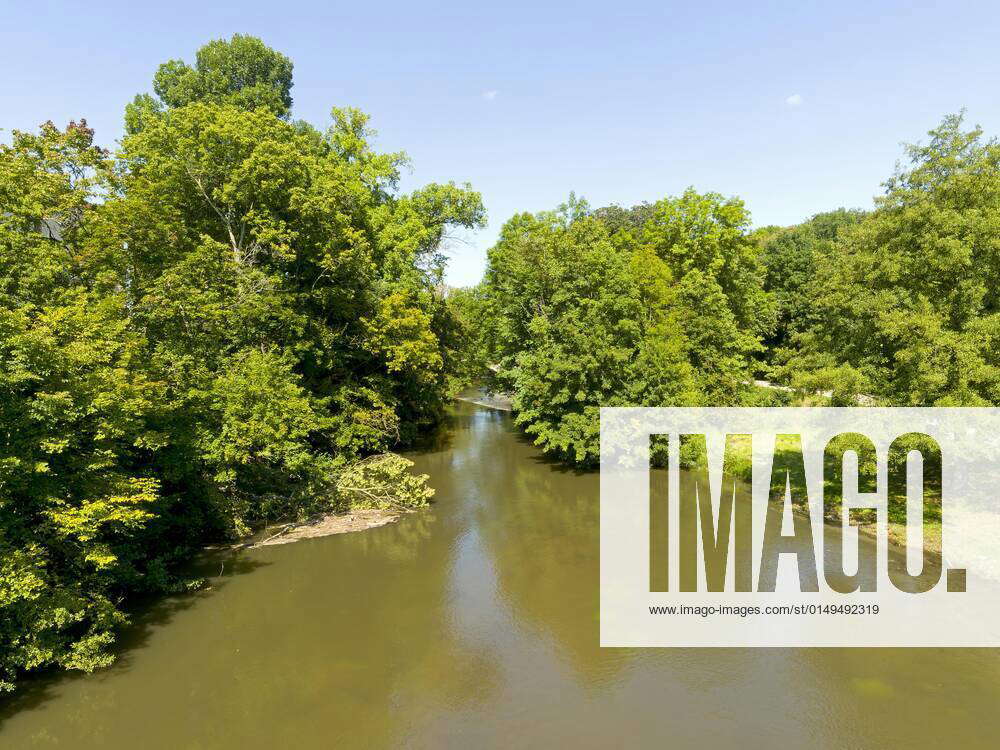 Fluss Ilm mit Ufervegetation, Blick von der Brücke hinter dem ...