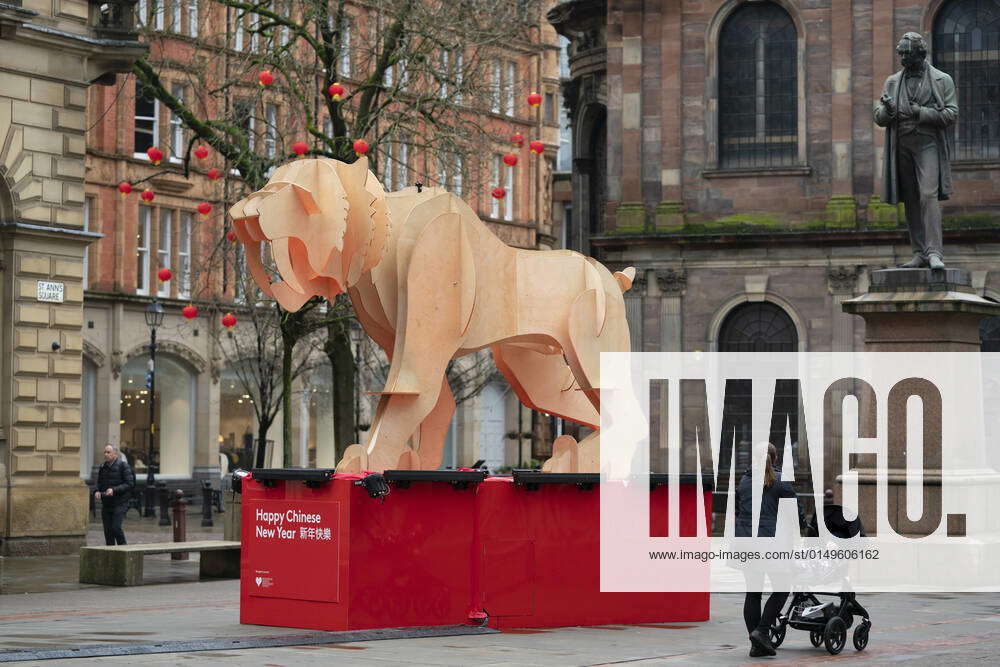 (220201) MANCHESTER (BRITAIN), Feb. 1, 2022 A woman walks past a