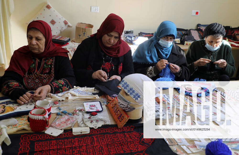 Palestinian Embroidery Elderly Palestinian women receive teach ...