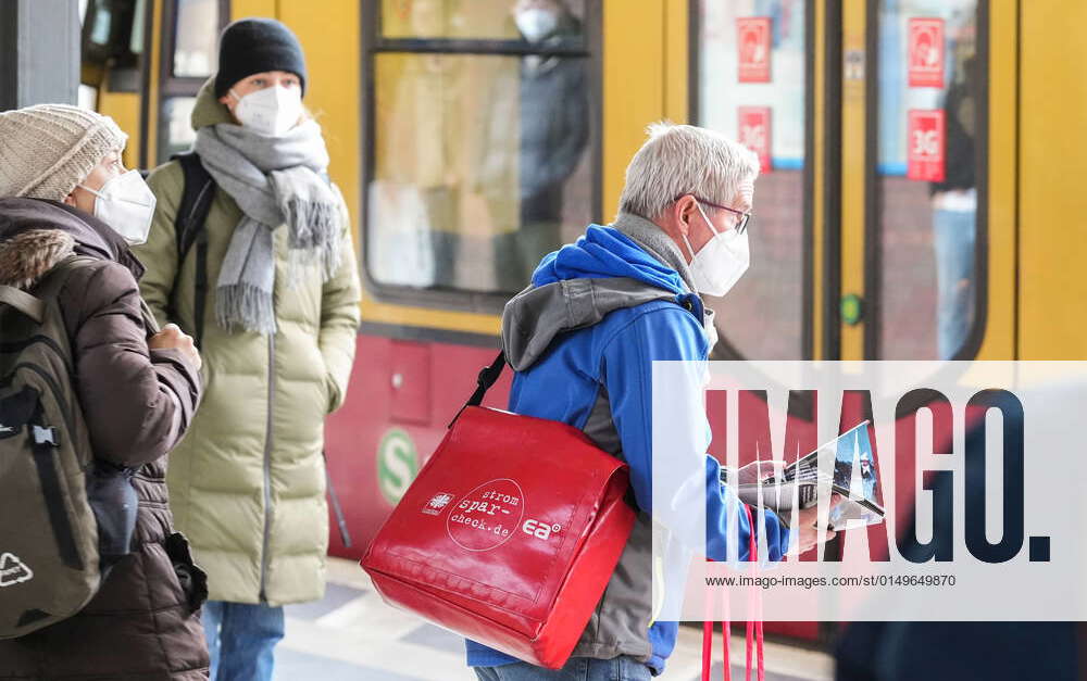 (220202) BERLIN, Feb. 2, 2022 People wearing face masks wait for