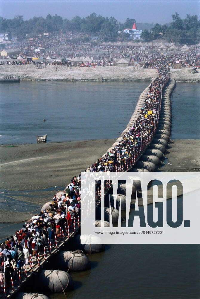 Masses of pilgrims arriving to the Kumbh Mela Festival (2001), the