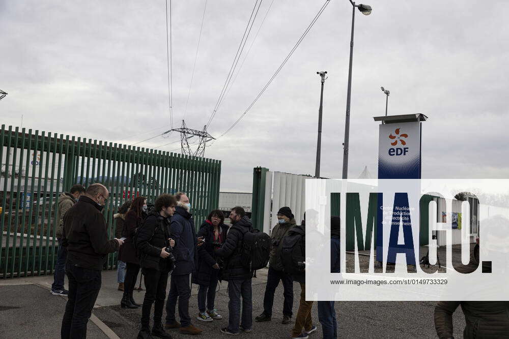 Groupe de journalistes Ã l entrÃ e de la centrale nuclÃ aire NEWS