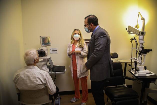 Retial Screening Machine Tampa, Florida, USA: Dave Bredahl, 68, Tampa, looks into the machine as ...